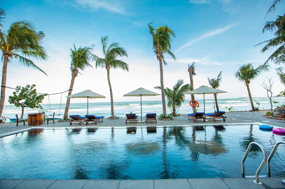 Palm Beach Hotel- A hotel in Phu Yen with a swimming pool near the sea